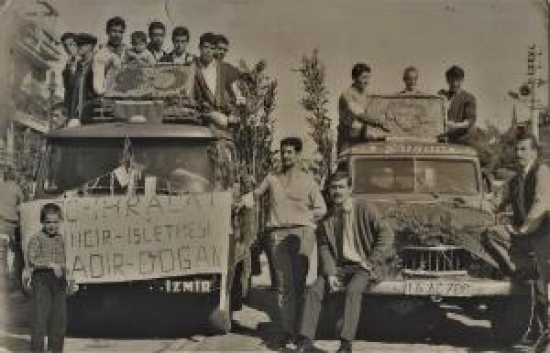 PANAYIRDA RESMİ GECİTE ÜRÜN TANITIMI YAPAN ÜRETİCİLER SİYAH BEYAZ FOTO 1962 