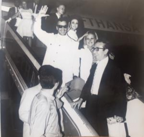 SADRİ ALIŞIK ALMANYADAN İSTANBULA İNİŞİNDE ÇEKİLMİŞ ORJİNAL SİYAH BEYAZ FOTOĞRAF 