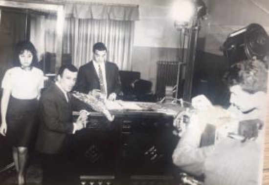 SADRİ ALIŞIK AYHAN IŞIK BİRLİKDE BİR LOBİ KARTINDA 