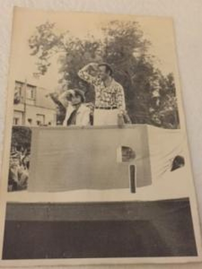 SADRİ ALIŞIK FESTİVAL GEÇİŞİNDE HALKI MENDERES UTKU İLE SELAMLARKEN 