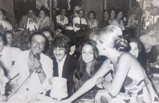 SADRİ ALIŞIK GÜZEL BİR ORTAMDA GECE KULUBU KUBANADA FIKRA ANLATIRKEN 