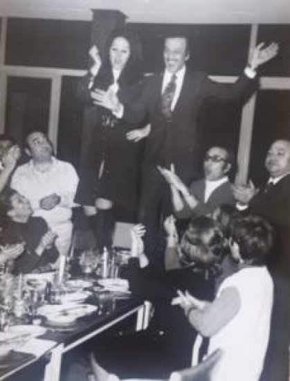 SADRİ ALIŞIK TANITIM YEMEGİNDE GAZİNODA ROL ARKADAŞLARIYLA EGLENİRKEN 