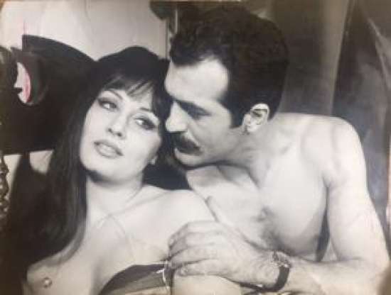 SİYAH BEYAZ FOTOĞRAF BİR SİNEMA FİLMİNDEN FİKRET HAKAN 