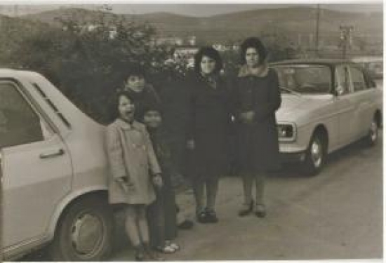 1970 Lİ YILLAR RENO VE ANADOL ARABALAR ARASINDA ÇEKİLMİŞ FOTOĞRAF 