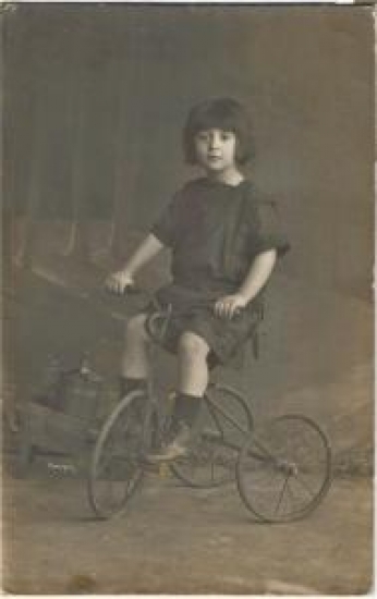 3 TEKERLEKLİ BİSİKLETE BİNMİŞ KIZ COÇUGU SİYAH BEYAZ 1920 YILLAR 