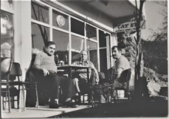 BALIKÇI KÖYÜ GÜLÜMSEYEN CAY EVİ ÖNÜNDE TEKEL BİRA İÇENLER 