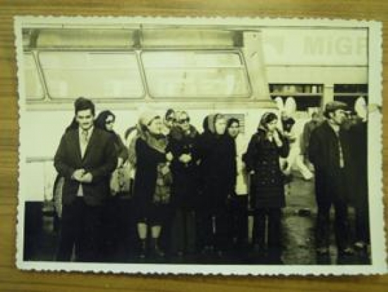 MİGROS ÖNÜNDE OTOBÜS BEKLEYENLER SİYAH BEYAZ FOTOĞRAF 