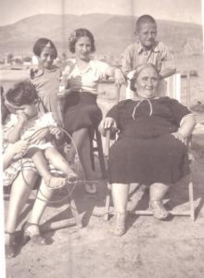 OYUNCAKLI COÇUKLAR ELLERİNDE CEMBER VE BEBEKLERİYLE ÇEKİLMİŞ AİLE FOTOĞRAF 