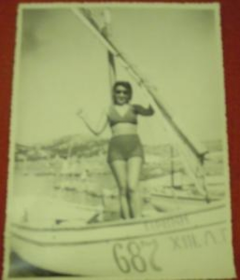 SANDAL ÜZERİNDE POZ VERMİŞ SİYAH BEYAZ FOTO 