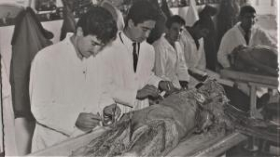 TIP ÖGRENCİLERİ İZMİR 1958 YILINDA SINIFDA KADAVRA DERS ÇALIŞMASI YAPARKEN 