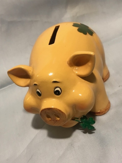 GARANTİ BANKASI SERAMİK DOMUZ KUMBARA AGZINDA DÖRT YONCALI YAPRAK OLAN KUMBARADIR