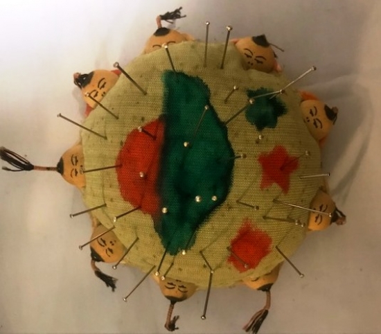  KUMAŞDAN TAMAMEN ELDE YAPILMIŞ SIRALI YATAN  BEBEKLİ İGNELİK 