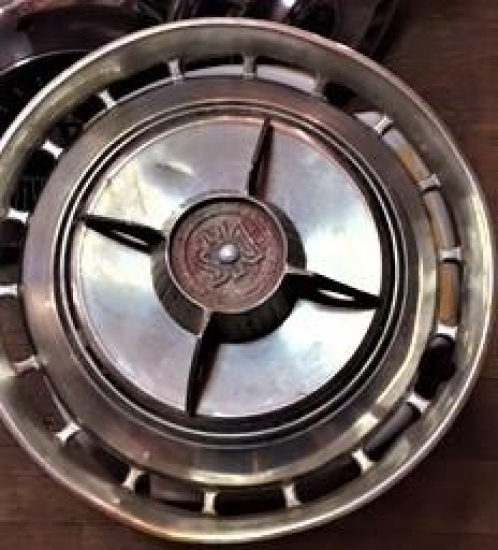 AMERİKAN KAPAGINA YERLİ YAPIM  FIR FIR TAKILARAK KULLANILMIŞ  JANT KAPAĞI ALYÜMİN GÖBEK 