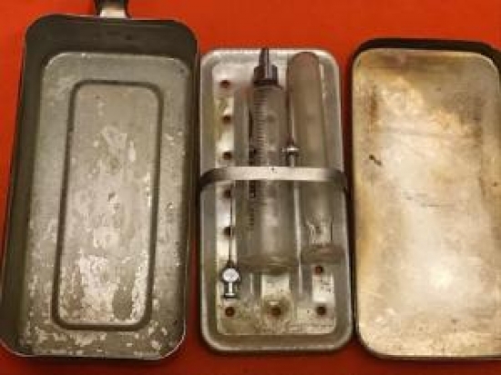 CAM ENJEKTÖR KORUYUCU METAL KUTUSUNDA SIRINGA İGNE 