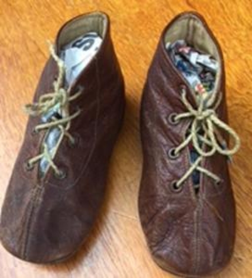 ERKEK BEBEK AYAKKABI 80 YAŞINDA EL DİKİM BAĞCIKLI KAHVERENGİ DERİDEN 