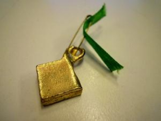 OKULDA BAŞARILAR YAZILI NAZARLIK ÖNLÜK ÜZERİNE İĞNE İLE TAKILAN 