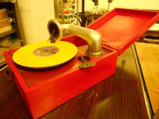 1930 TAŞINABİLİR KIRMIZI AHŞAP KASA PİKNİK GRAMOFON SORUNSUZ MEKANİK PİKAP 