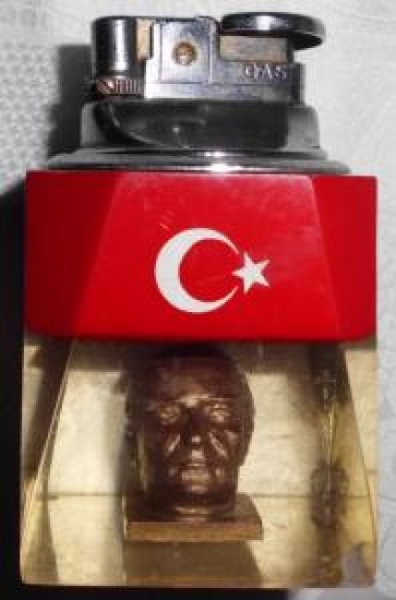 İÇERİSİNDE ATATÜRK BÜSTÜ OLAN TAŞLI GAZLI MASA ÇAKMAĞI 