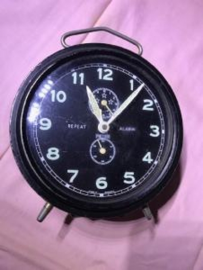 PETER ALMAN MALI ALARMLI MASA USTU KURMALI SAAT 