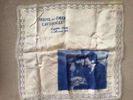 FENERBAHCE ESKİ BAŞKANI VE SPOR YAZARI ÖMER CAVUŞOGLUNUN NİKAH DAVETİYE İPEK MENDİL SERPİL VE ÖMER ÇAVUŞOĞLU 3 HAZİRAN 1968 