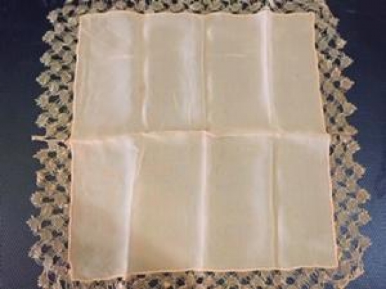 OSMANLI DÖNEMİ İPEK MENDİL;RENK UÇUK PEMBE, KENARLARI TIĞ İŞİ, KARE 34 CM ÖLÇÜLERİNDE. 