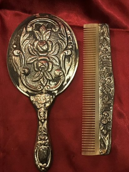 GÜMÜŞ AYNA TARAK TAKIMI TARAK KISMI BOYNUZDAN YAPILMIŞDIR 