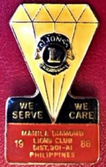 LİONS CLUP YAKA ROZET ORJİNAL METAL LIONS WE SERVE WE CARE MANILA DIAMOND LIONS CLUP DIST.301-AI PHILIPPINES 1988 