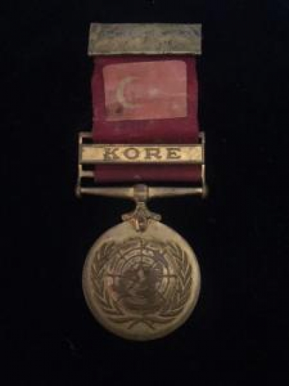 KORE MADALYA BİRLEŞMİŞ MİLLETLER ANTLAŞMASI PRENSİPLERİNİN MUDAFAASİ UĞRUNA YAPILAN HİZMET İÇİN 