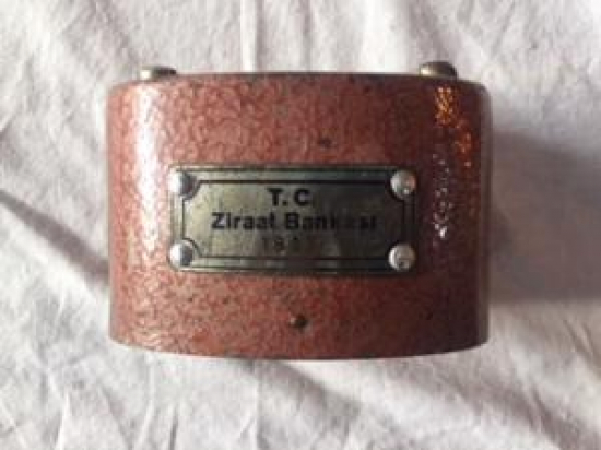 ZİRAAT BANKASI METAL KULPLU ÜZERİ PERCİN PLAKA ETİKETLİ KUMBARA