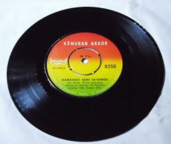 KAMURAN AKKOR A-KABAHAT SENİ SEVENDE B-BEN KALBİNİ BİLEMEZMİYİM 45 LİK PLAK 