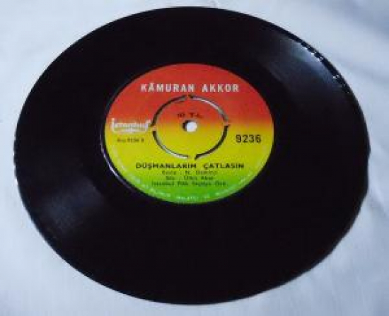 KAMURAN AKKOR A-KADER ÇIKMAZI B-DÜŞMANLARIM ÇATLASIN 45 LİK PLAK 