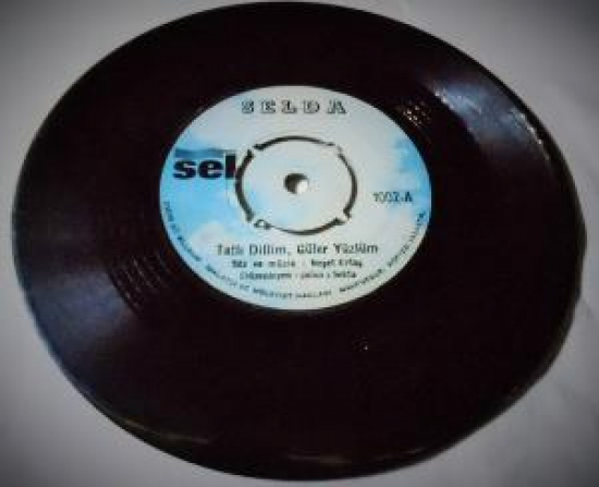 SELDA 1971 BASIM A-TATLI DİLLİM,GÜLER YÜZLÜM B-MAHPUSHANELERE GÜNEŞ DOĞMUYOR 45 LİK PLAK 
