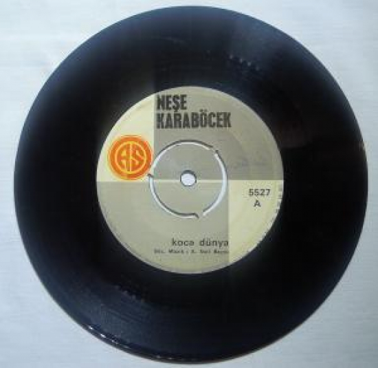 NEŞE KARA BÖCEK 5527 A KOCA DÜNYA 5527 B ATSAN ATILMAZ SATSAN SATILMAZ SÖZ . ÜLKÜ AKER , A. NAİL BAYŞU 45 LİK YERLİ PLAK 