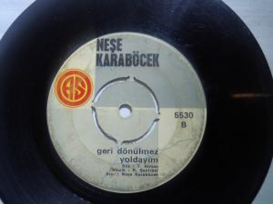 NEŞE KARABÖCEK 5530-A EŞSİZ SEVGİLİM BENİM , 5530 B GERİ DÖNÜLMEZ YOLDAYIM . SÖZ. T. ALMAN,H.M. EBBCİOĞLU. MÜZİK . B. ŞENÇALAR , R. ŞANLIBEL , ARR , NEŞE KARA BÖCEK 45 LİK YERLİ PLAK 