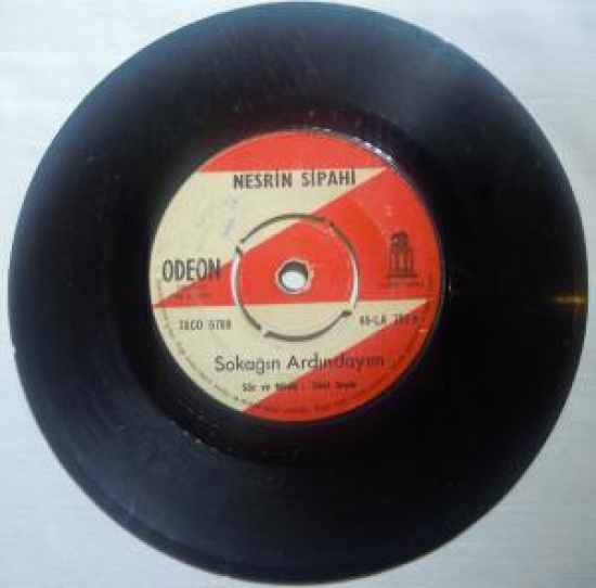 NESRİN SİPAHİ 752 A ALIN YAZIM SİLİNMEZ - SOKAĞIN ARDINDAYIM SÖZ VE MÜZİK : SUAT SAYIN 45 LİK YERLİ PLAK 