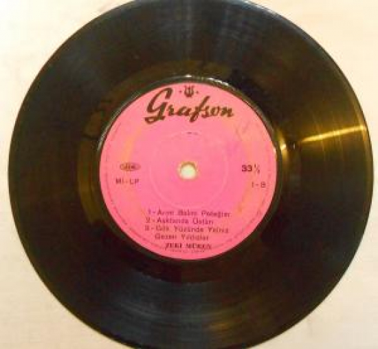 ZEKİ MÜREN 6 ŞARKILIK MİNİ LP 1- AŞKIN KANUNU, 2-ÖMRÜMCE ADIM ADIM , 3- KAPAT ŞU PENCERENİ ; 1- ARIM BALIM PETEĞİM 2- AŞKTAN'DA ÜSTÜN , 3- GÖK YÜZÜNE YALNIZ GEZEN YILDIZLAR 45'LİK YERLİ PLAK 