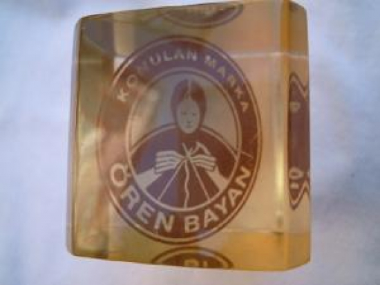 DİKİŞ İPLİGİ KONULAN MARKA ÖREN BAYAN CAM KAĞIT AĞIRLIK 