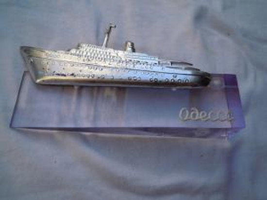 ODECCA GEMİ POLİ KARBON VE CAMDAN DEKORATİF KAĞIT AĞIRLIĞI 