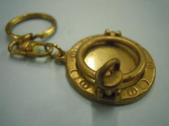  PİRİNC GEMİ PENCERESİ LUMBOZ İÇERSİNE RESİM KOYULABİLİNEN ACILIR KAPANIR CERCEVELİ  SARI METAL ANAHTARLIK 