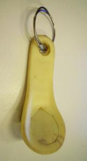 AKBİL BAS GEÇ SARI PLASTİK MUHAFAZASINDA ANAHTARLIK