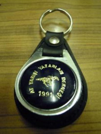 AT YARIŞI YAZARLARI DERNEĞİ 1991 DERİ METAL KARMA ANAHTARLIK 