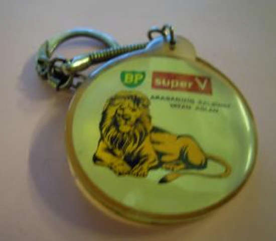 BP SUPER V ARABANIZIN KALBİNDE YATAN ASLAN POLİ KARBON AKRİLİK ANAHTARLIK 