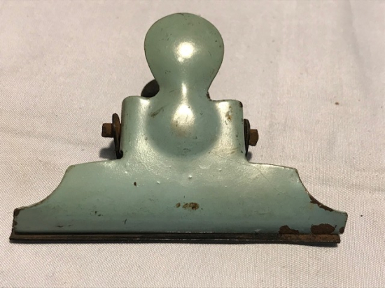 MAVİ RENKDE METAL KAGIT TUTACAK CİFT KANAT YAYLI  7 CM 