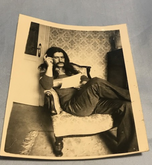 BARIŞ MANCO  KENDİ EVİNDE YAPTIGI  ŞARKI NIN YAZISINI KAGIDA DÖKERKEN 12 X 9 SİYAH BEYAZ ORJİNAL CEKİLMİŞ FOTOGRAF