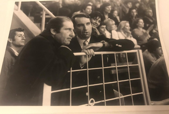  ŞAKİR ECZACIBAŞI KIZ VELEYBOL TAKIMININ MACINI SAHA KENARINDAN CENGİZ GÜLLÜ İLE SEYREDERKEN SİYAH BEYAZ ORJİNAL FOTOGRAF 12 X 9