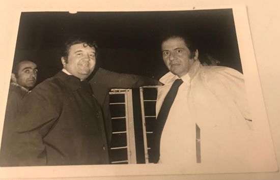  ŞAKİR ECZACIBAŞI KIZ VELEYBOL TAKIMININ MACINININ SAHA KENARINDAN YORUMUNU TARTIŞIRKEN  SİYAH BEYAZ ORJİNAL FOTOGRAF 12 X 9