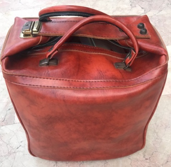 KIRMIZI DERİ FERMUARLI CİFT TAŞIMA KULPLU KİLİTLİ 60 LI YILLAR SAGLAM CANTA 