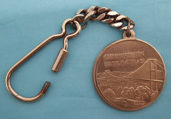 TÜRKİYE GARANTİ BANKASI 1946 CUMHURİYETİN 50 YIL HATIRASI ANAHTARLIK 