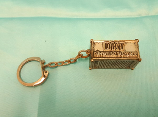 DKT DÜNYAYI BİZ TAŞIYORUZ METAL KONTEYNER ANAHTARLIK 