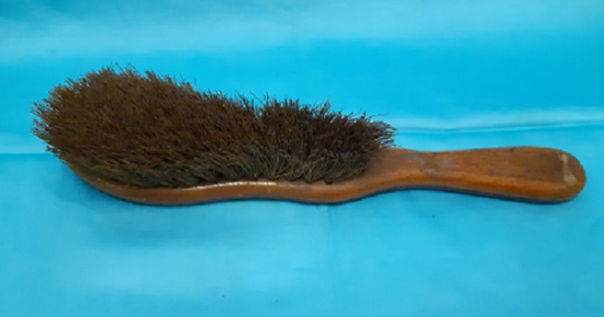 BÜYÜK BOY AHŞAP PORSUK KILINDAN YAPILMIŞ  ELBİSE ÜZERİ TEMİZLEME TOZ FIRÇASI 